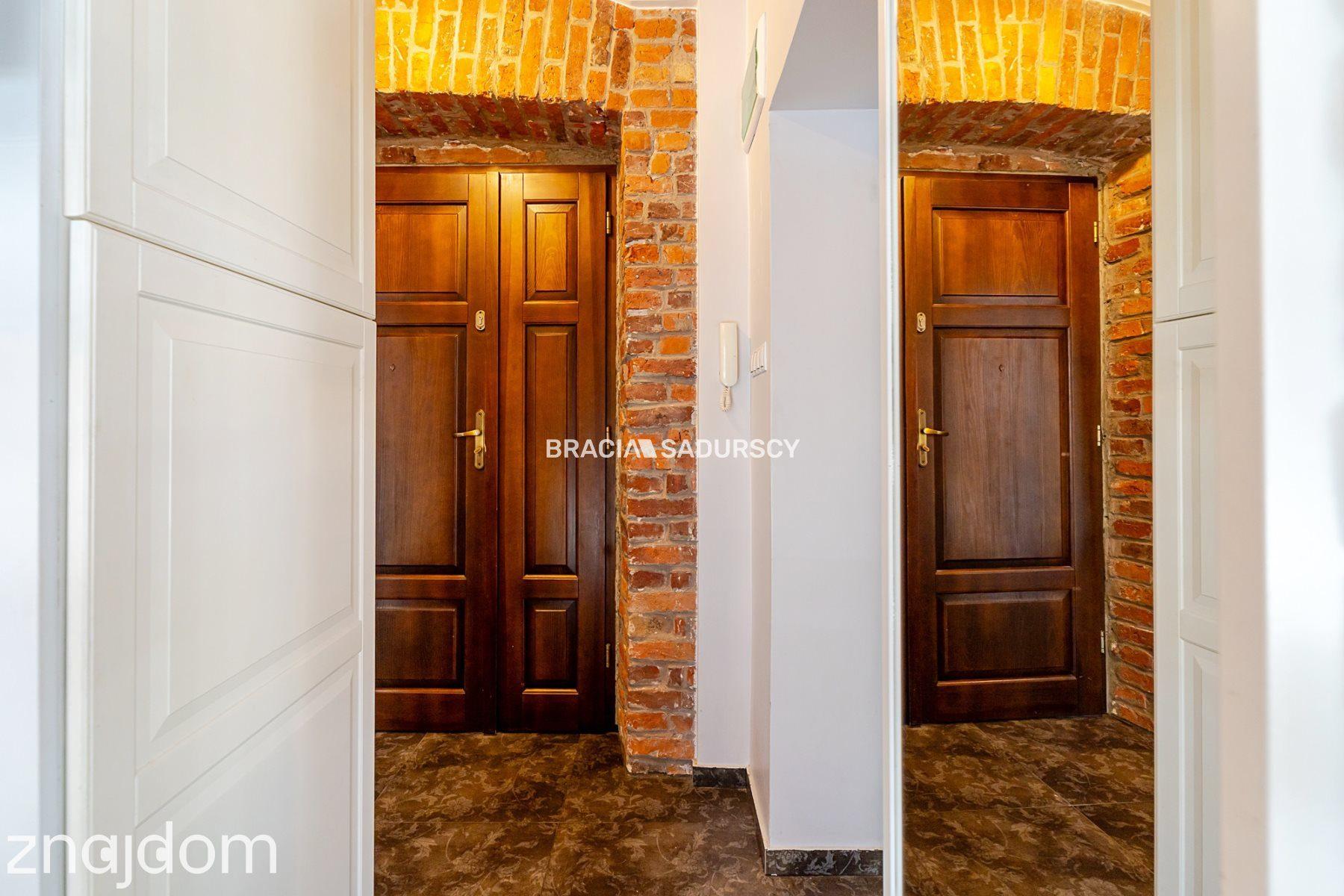 Dwupokojowy apartament z historycznym charakterem - zdjęcie 16
