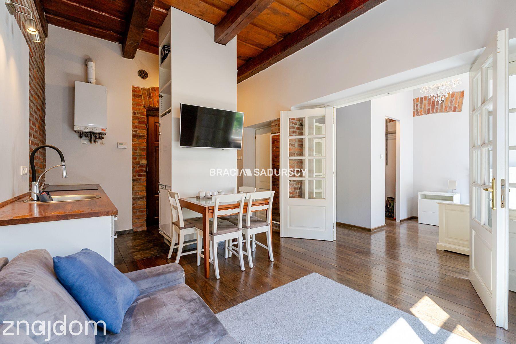 Dwupokojowy apartament z historycznym charakterem - zdjęcie 4