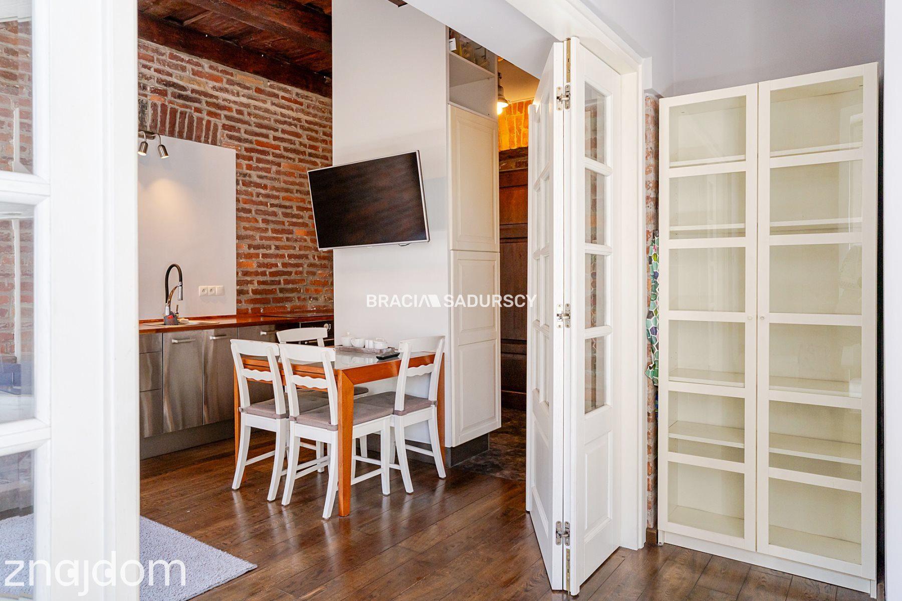 Dwupokojowy apartament z historycznym charakterem - zdjęcie 5