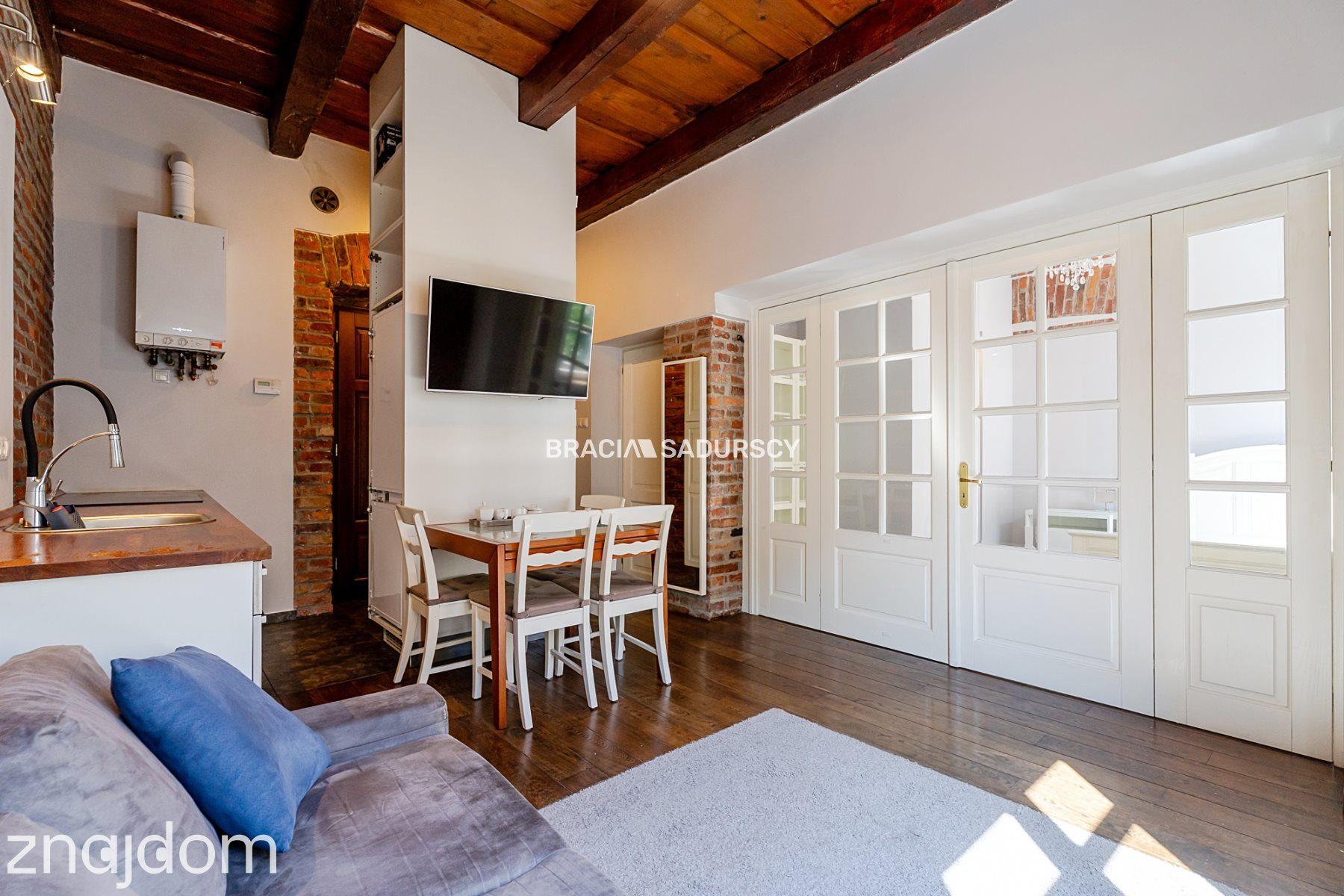 Dwupokojowy apartament z historycznym charakterem - zdjęcie 8