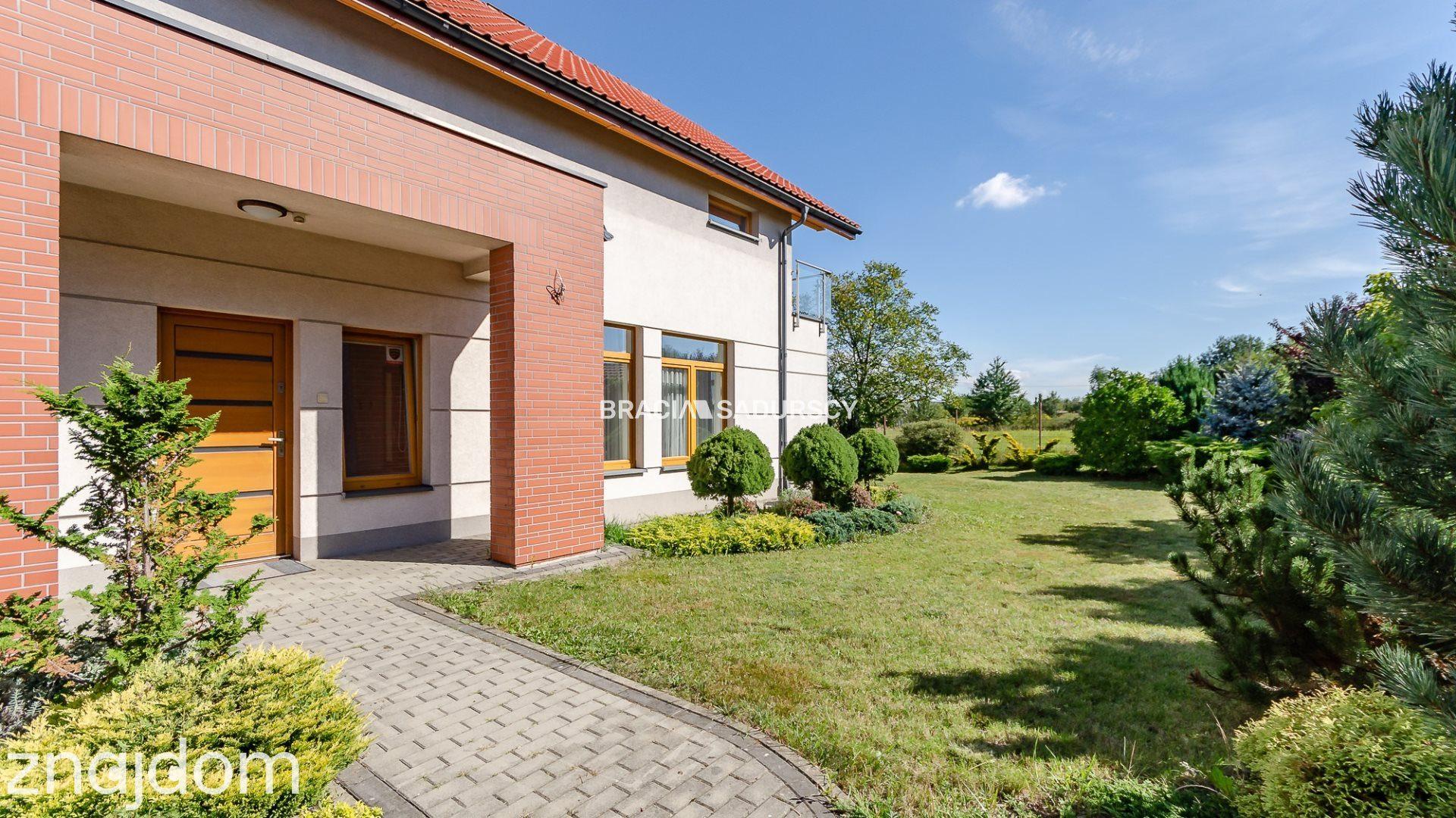 KOMFORTOWY DOM OTOCZONY ZIELENIĄ - zdjęcie 17