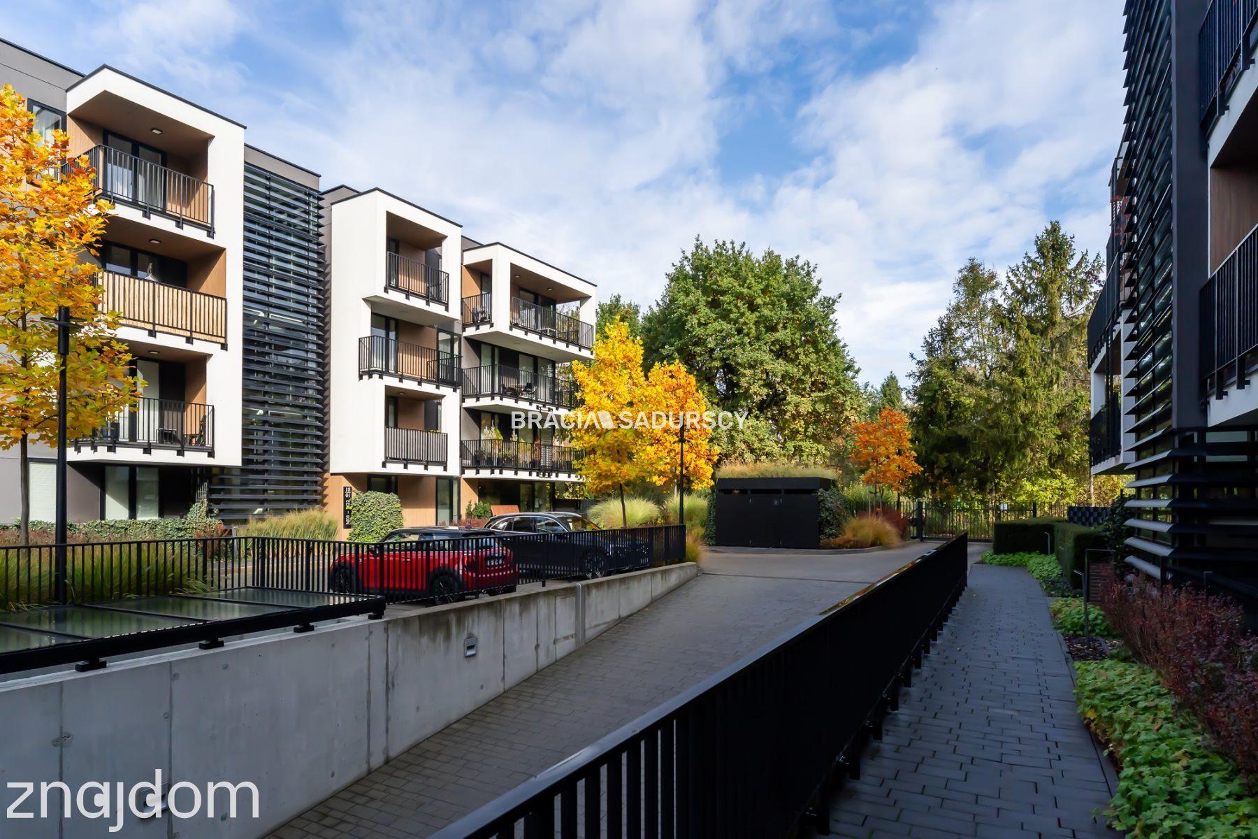 Nowoczesny jasny apartament w otoczeniu zieleni - zdjęcie 18