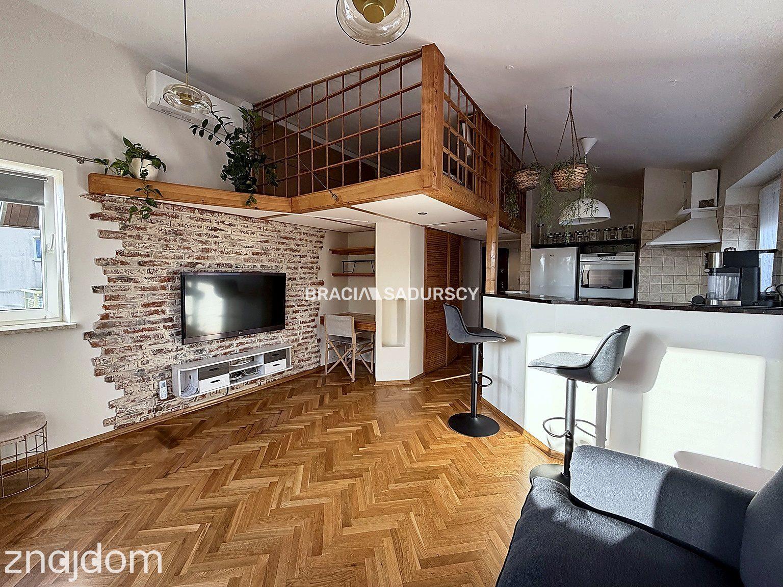 Klimatyczne mieszkanie z antresolą i balkonem - zdjęcie 10