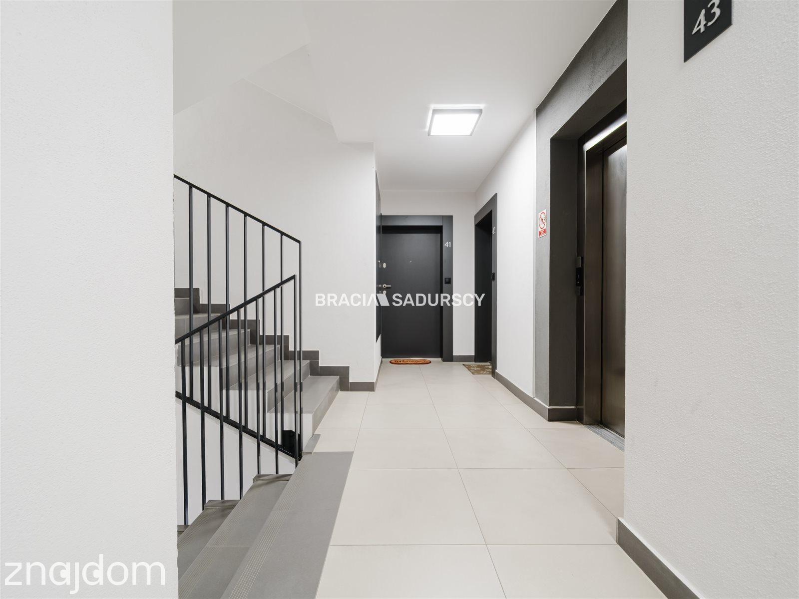 Kawalerka I piętro winda balkon garaż - zdjęcie 25