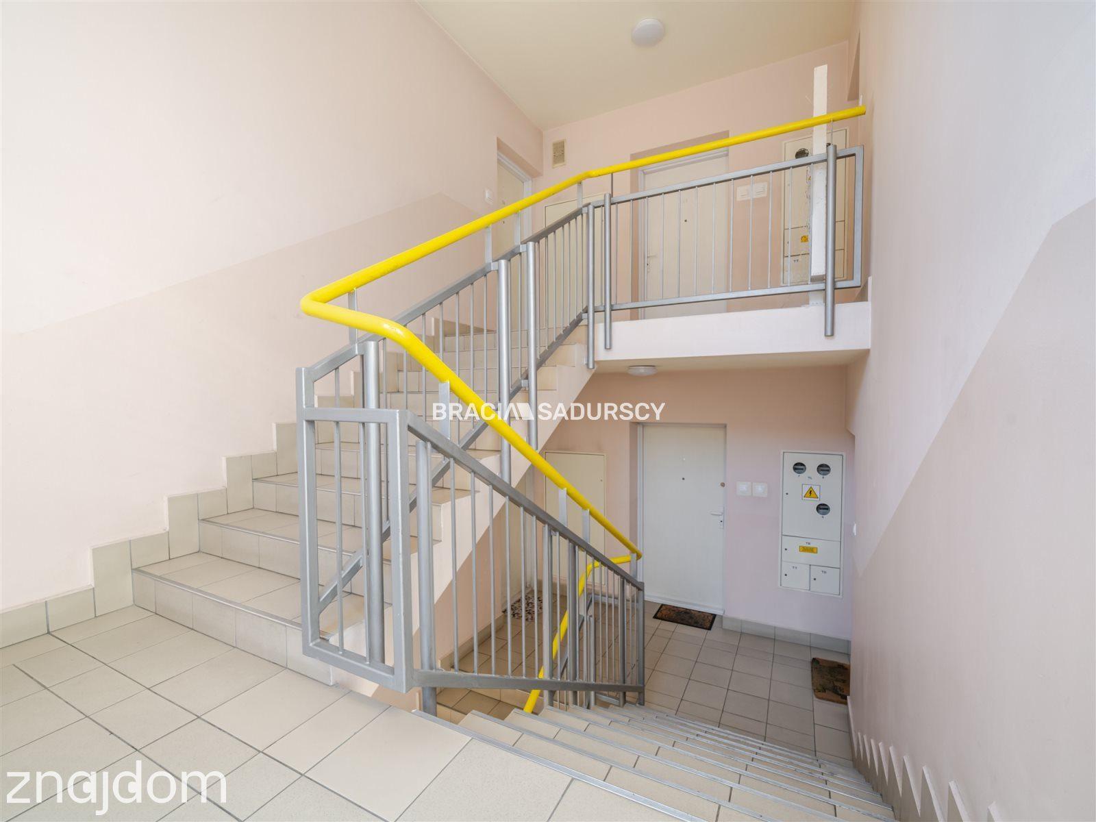 Dwupoziomowe z balkonem, komórka, garaż - zdjęcie 38