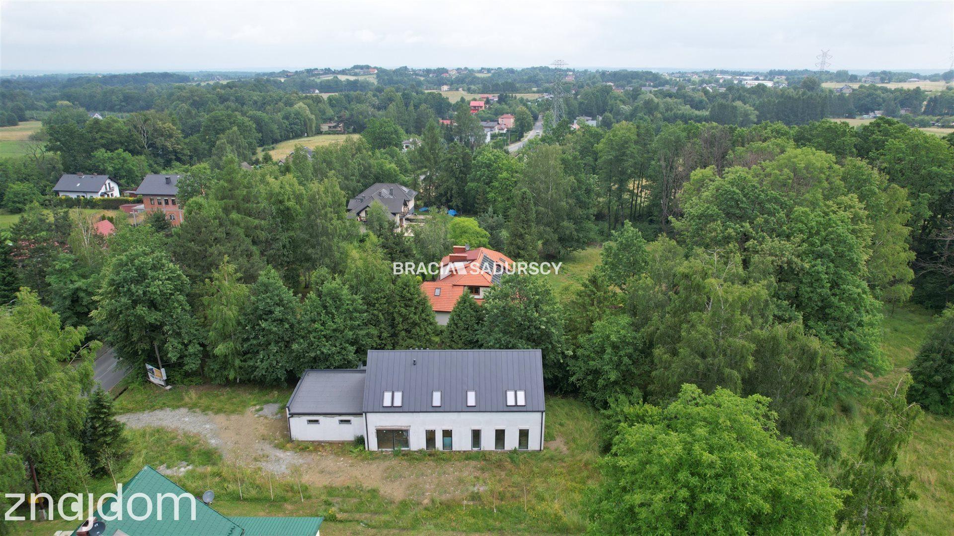 Dom jednorodzinny z basenem - zdjęcie 24