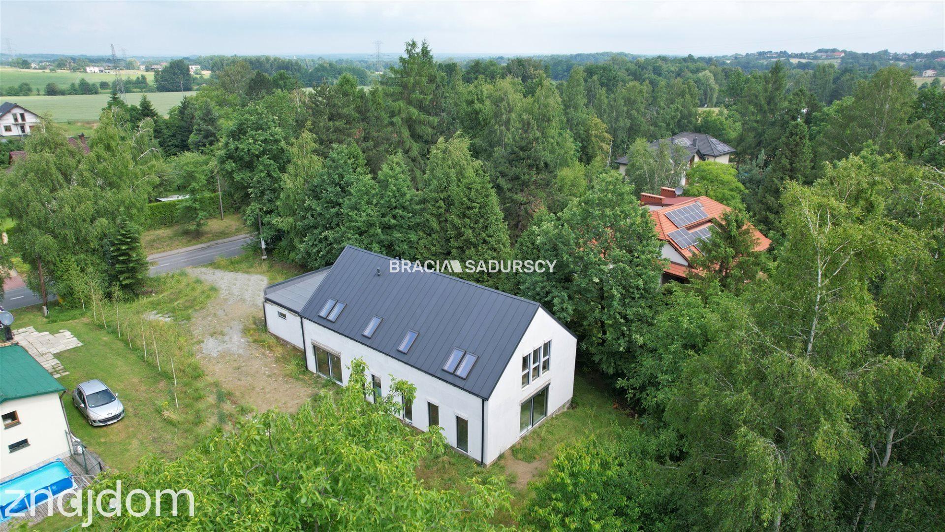 Dom jednorodzinny z basenem - zdjęcie 25