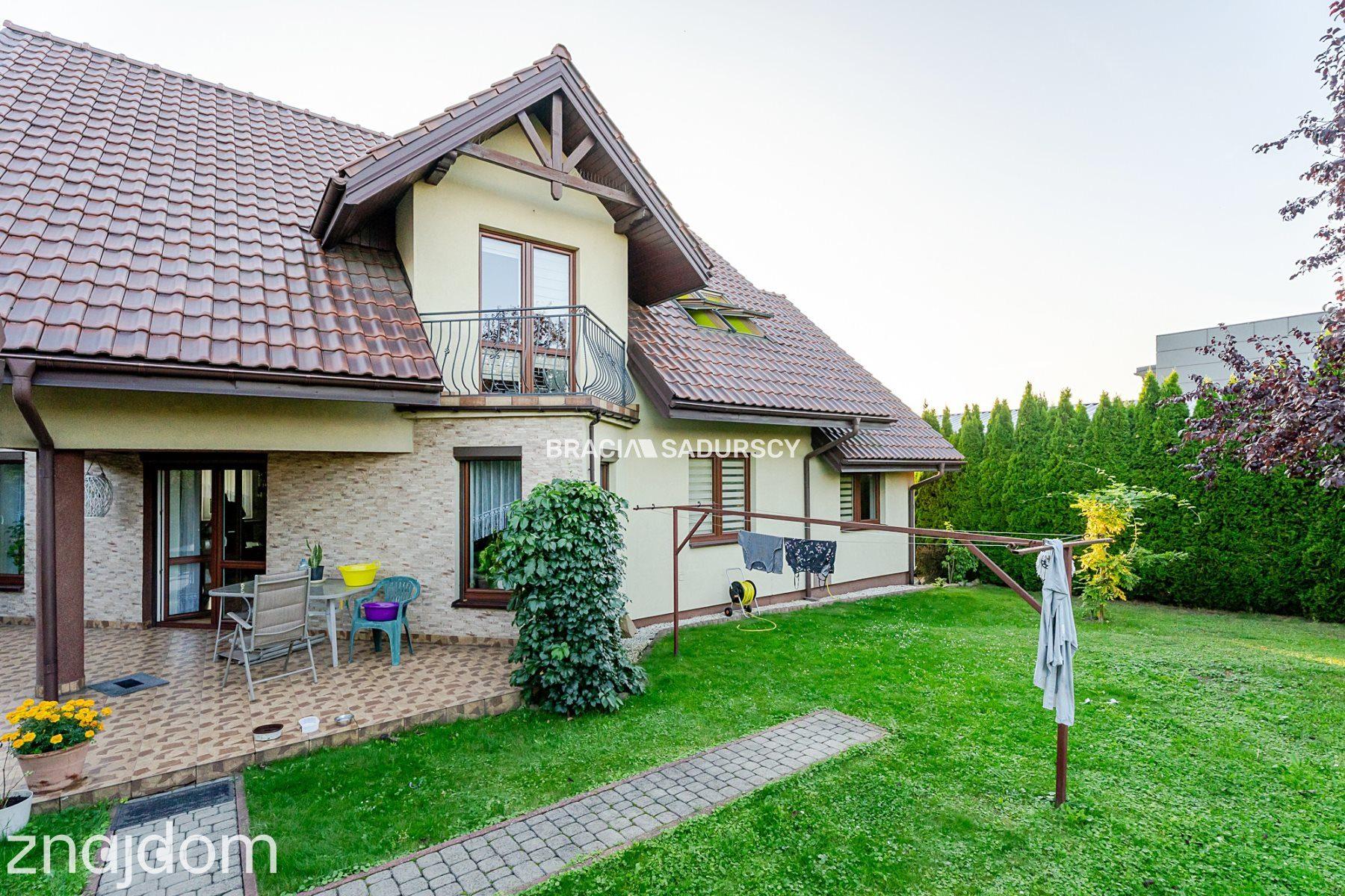 Dom w Centrum Kocmyrzowa, dwa wejścia, garaż - zdjęcie 2