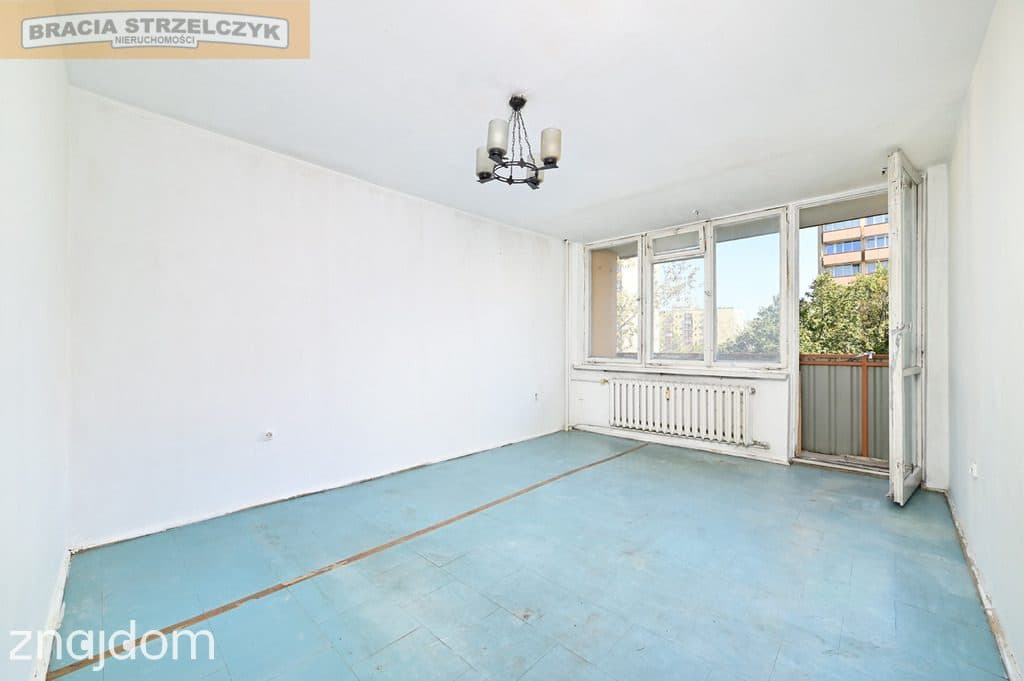 Okazja! Dwa pokoje, balkon, metro! - zdjęcie 2