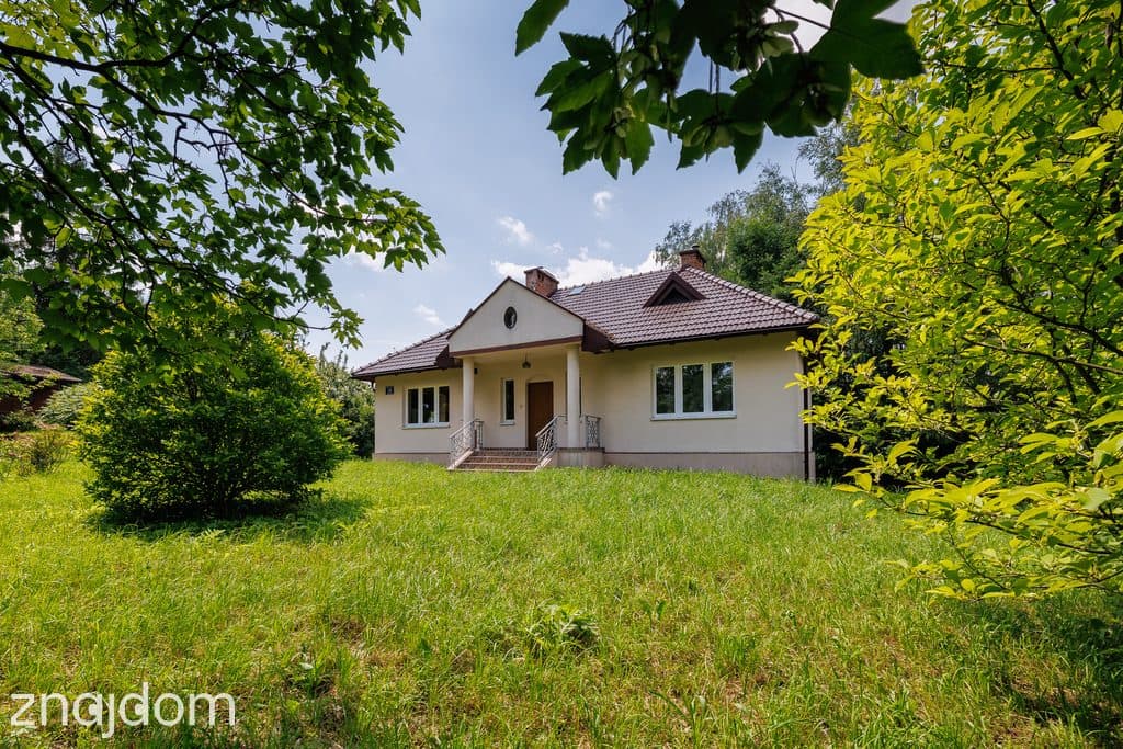 Z dala od sąsiadów, otoczony zielenią,