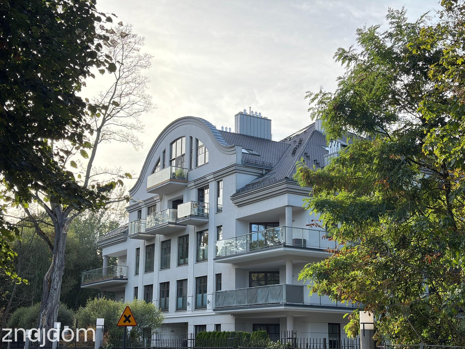 Kameralny, elegancki budynek apartamentowy w otoczeniu starych drzew na łódzkim Julianowie