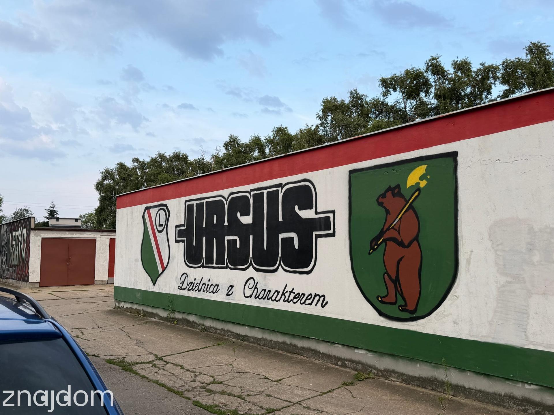 Grafitti kibiców Legii Warszawa: "Ursus, Dzielnica z Charakterem"