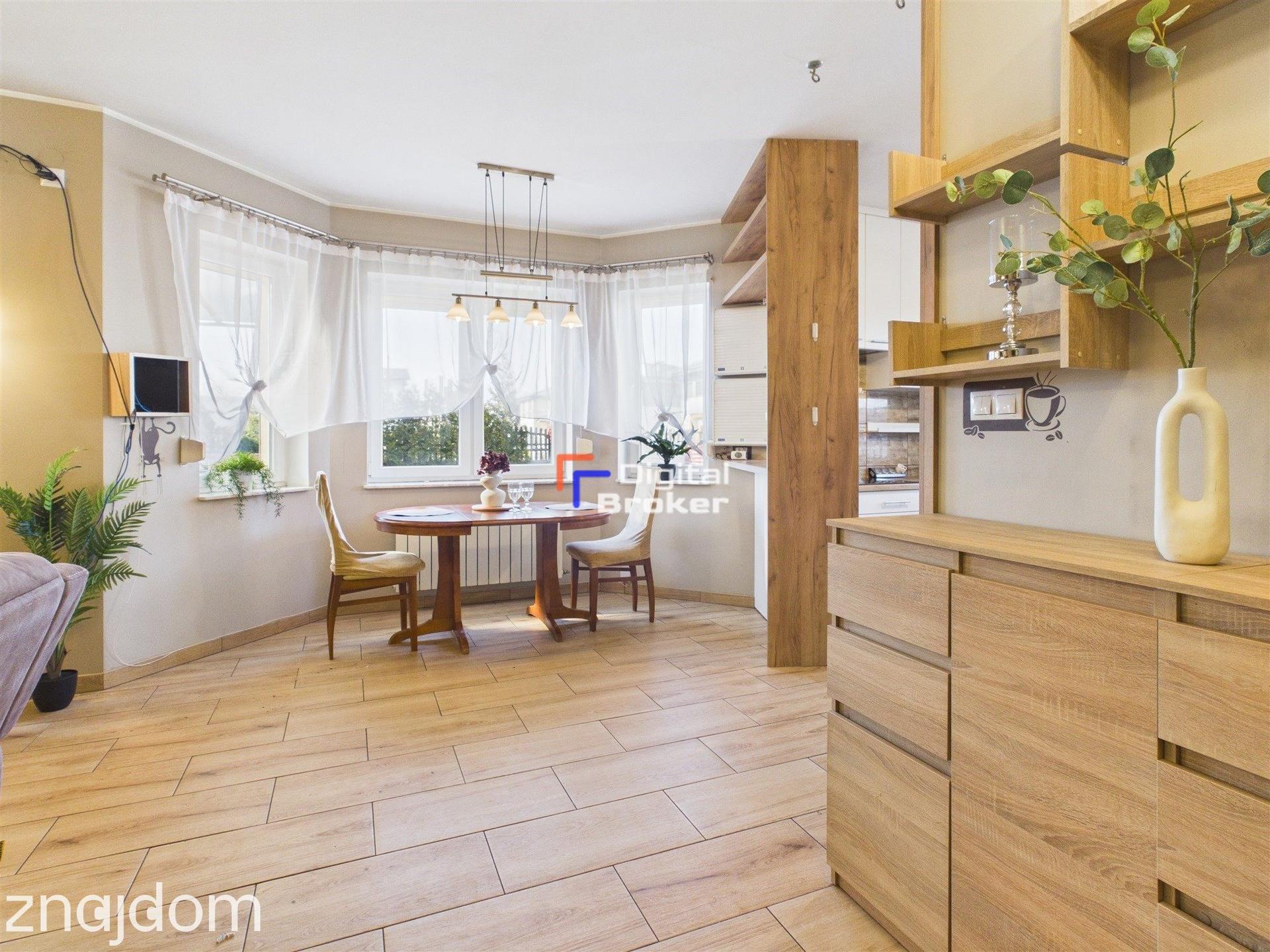 Rodzinny Dom 156 m2 plus 66m2 p. użytkowej/ogród 550 m2 - zdjęcie 2