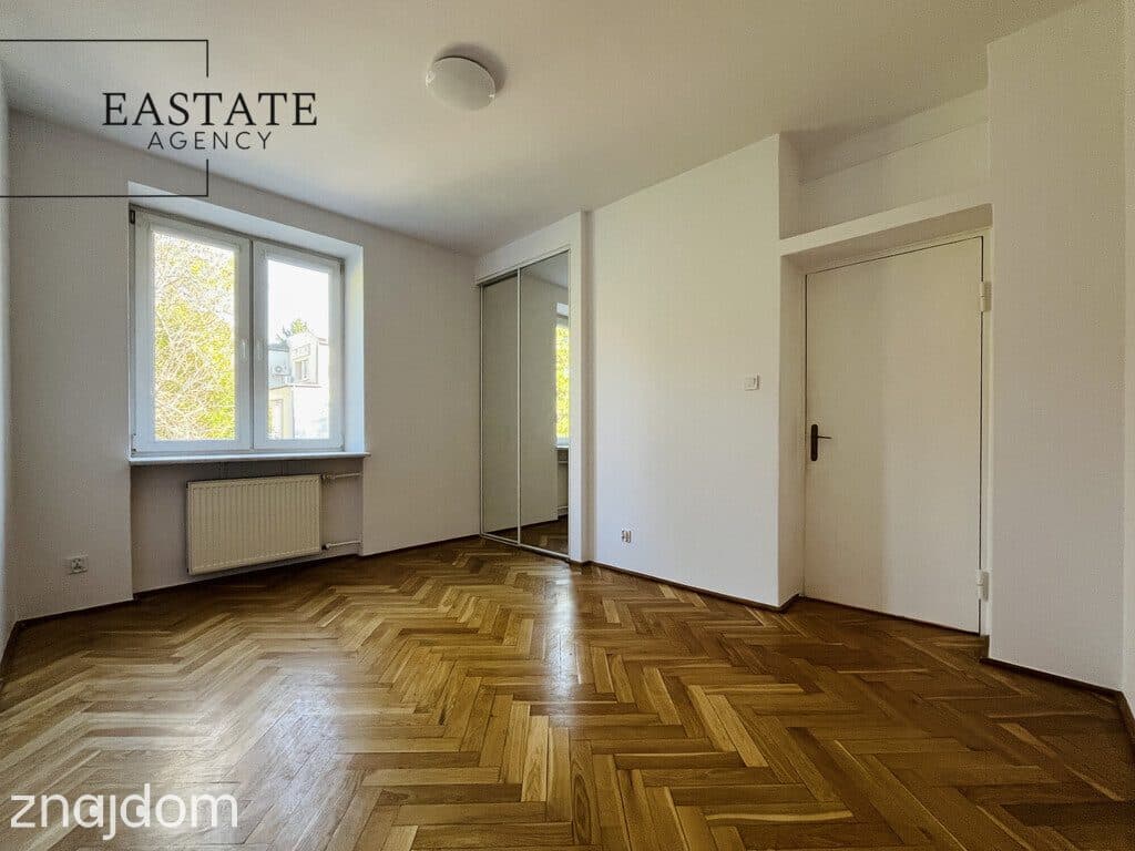 Dom z tarasem i ogrodem na Saskiej Kępie | Garaż w bryle - zdjęcie 9
