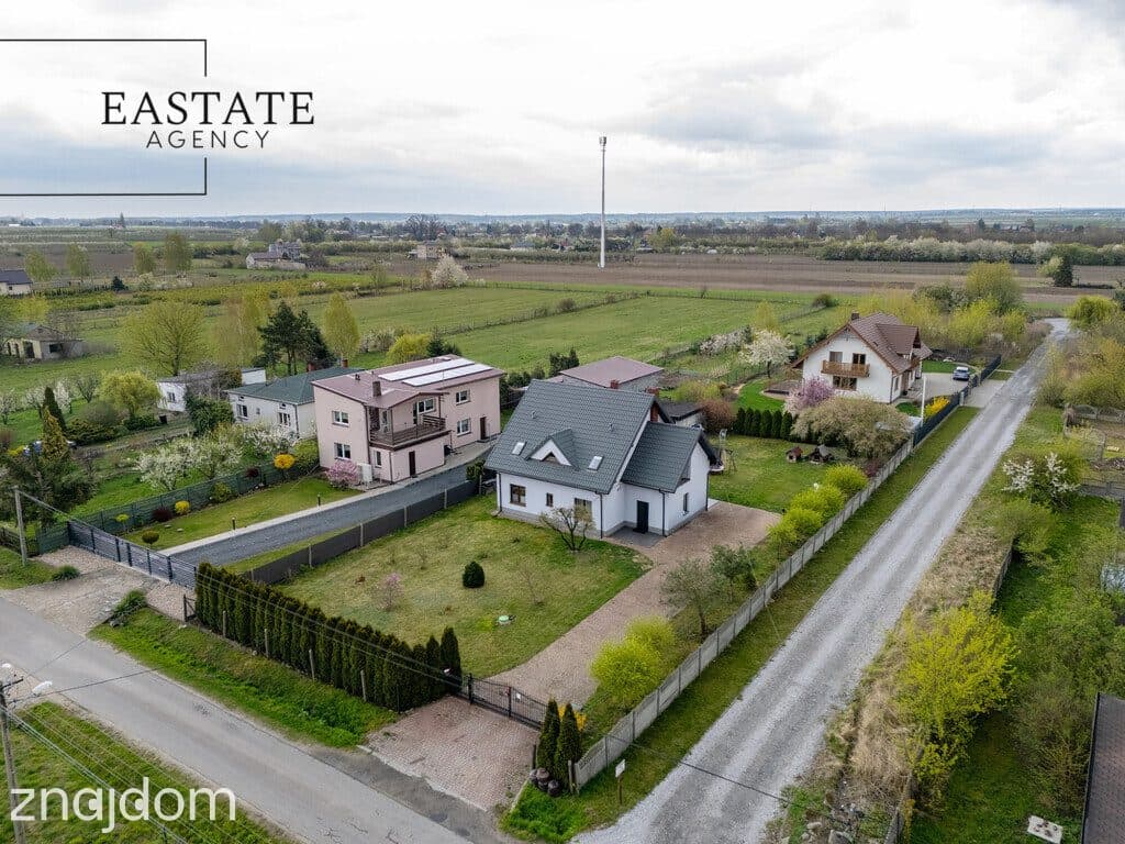 Dom w spokojnej i cichej zielonej okolicy - zdjęcie 4