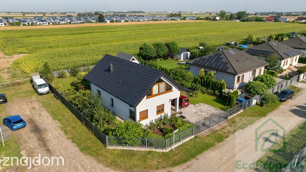 Dom z dużymi oknami, piękna działka. - zdjęcie 11