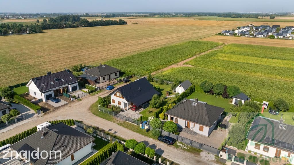 Dom z dużymi oknami, piękna działka. - zdjęcie 12