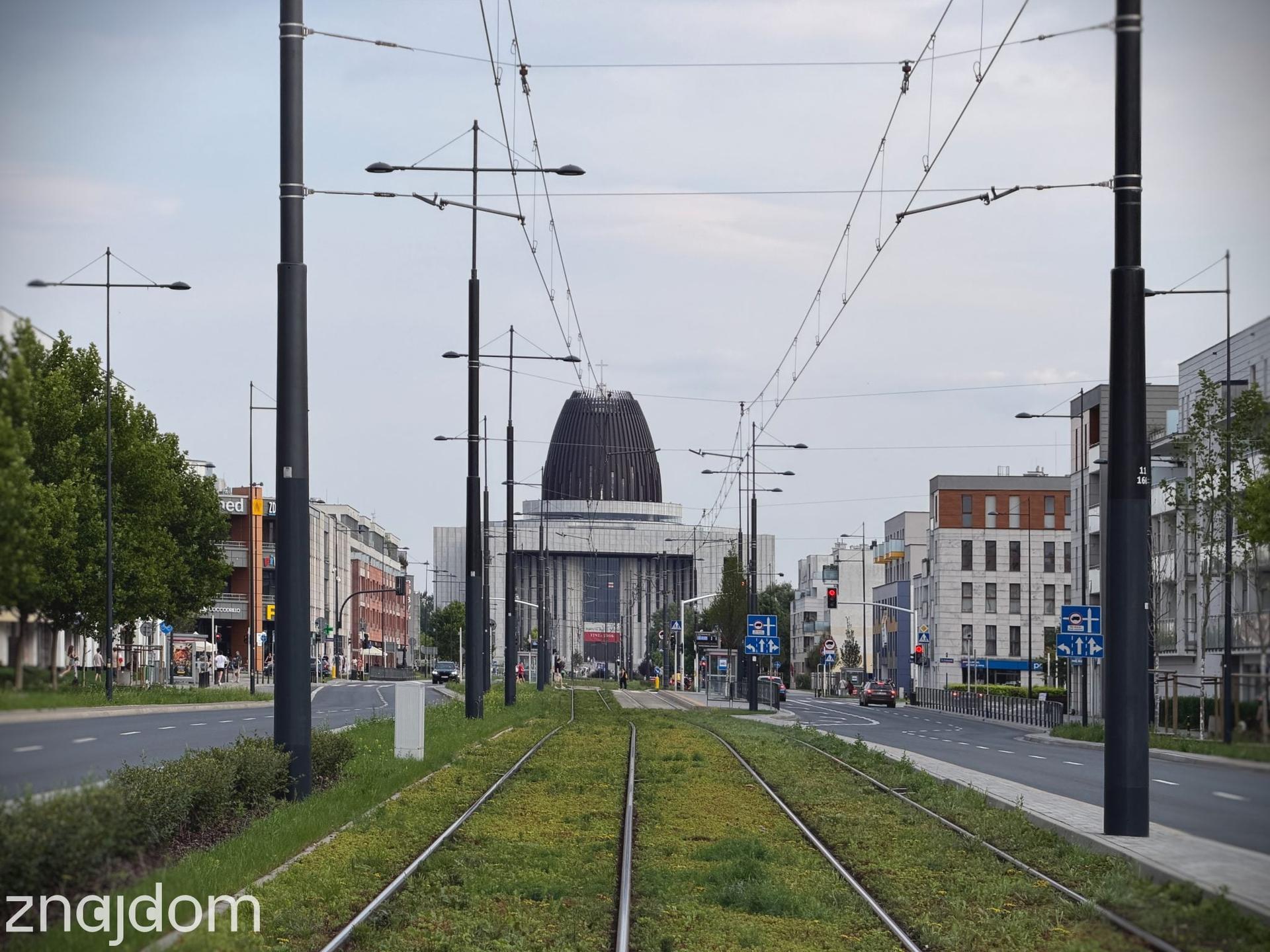 Widok torów tramwajowych na Świątynię Opatrzności Bożej z Alei Rzeczypospolitej, Wilanów, Warszawa.