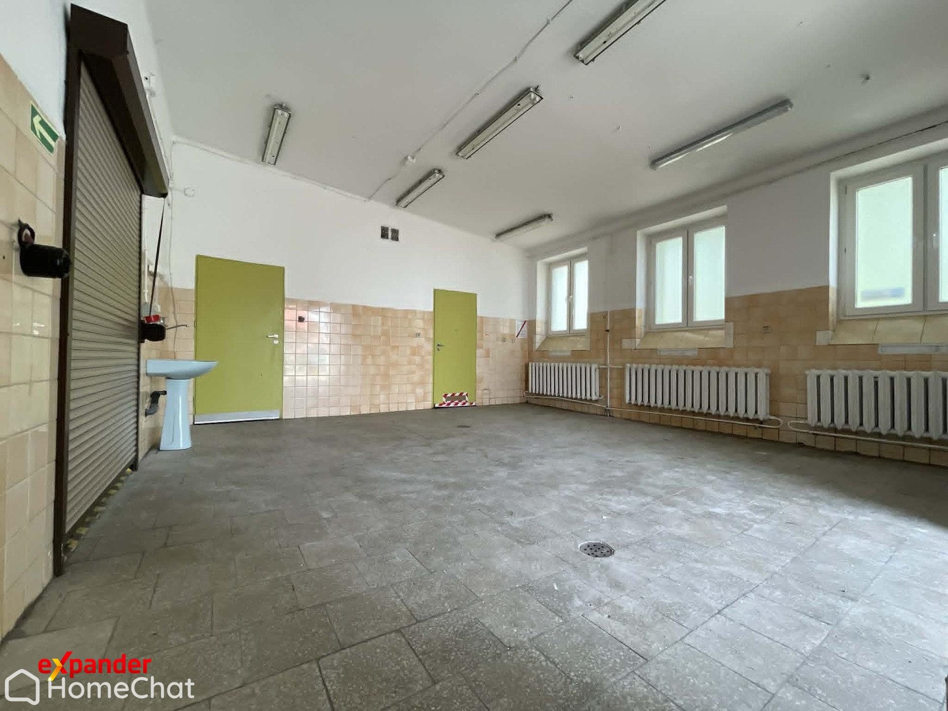Funkcjonalny budynek usługowo-produkcyjny (104 m²).