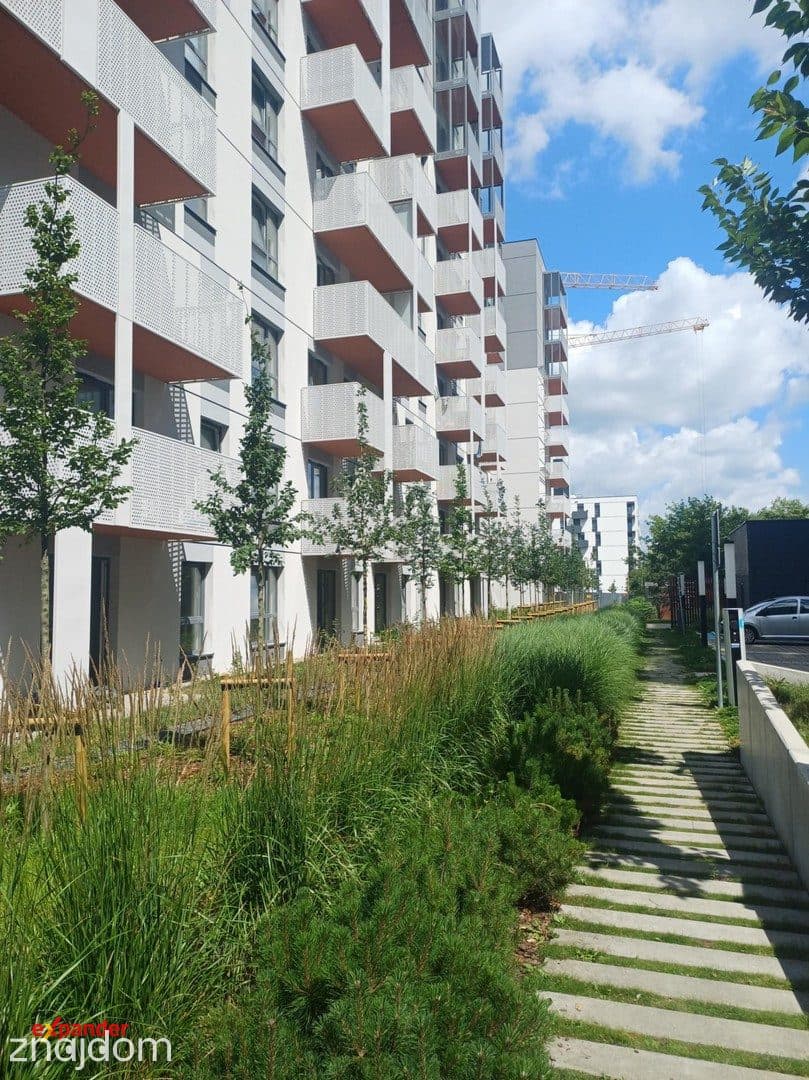 Wschód Zachód- Dwa balkony - Widok na plac miejski - zdjęcie 12