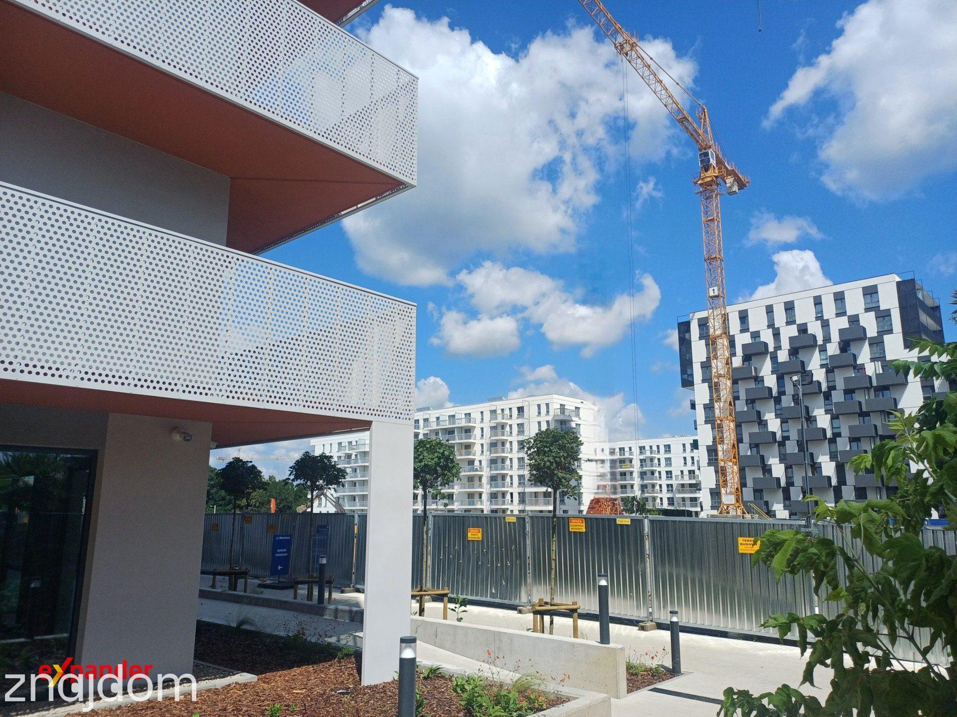 Wschód Zachód- Dwa balkony - Widok na plac miejski - zdjęcie 5