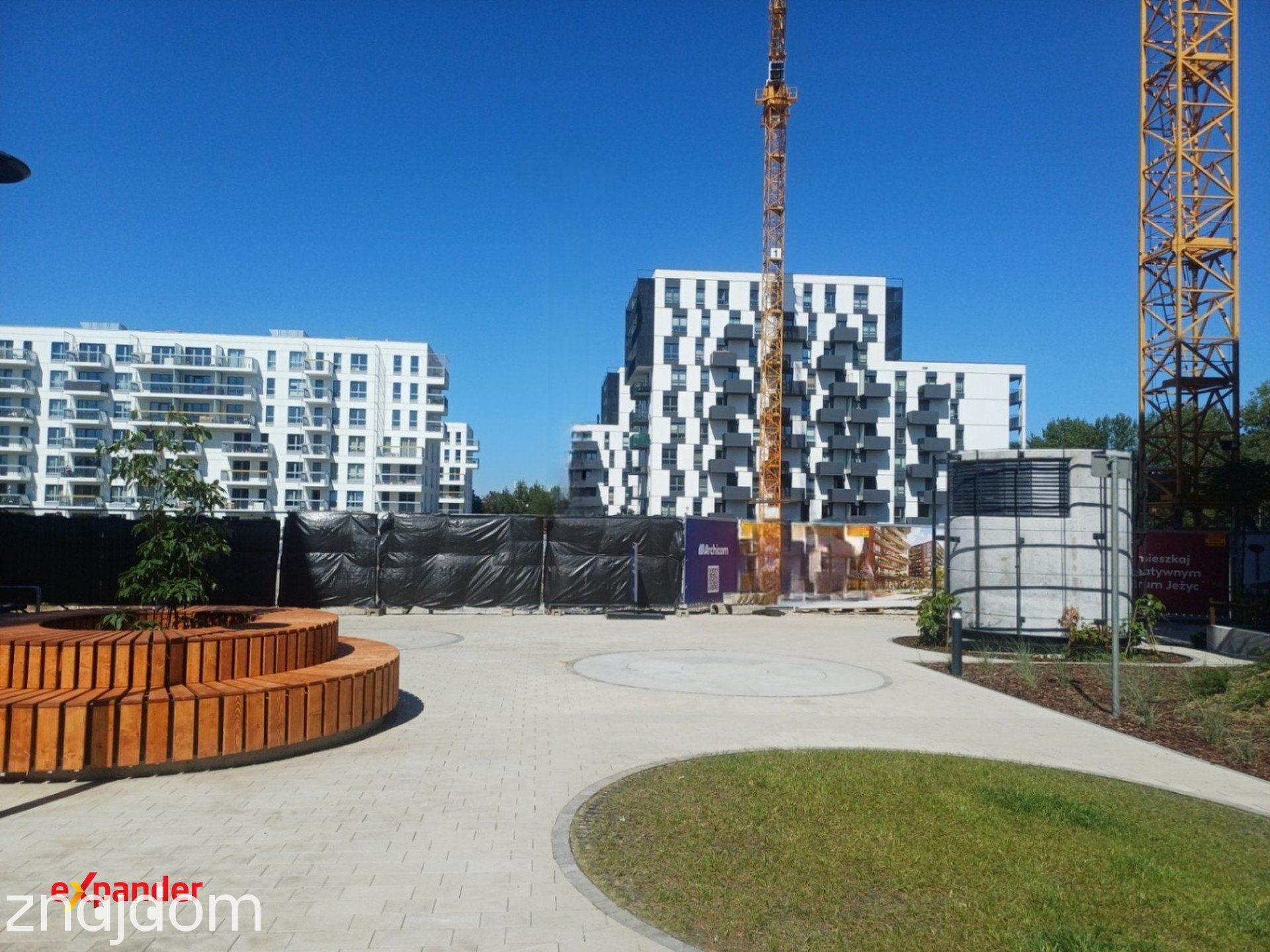 Wschód - duża loggia -widok na plac miejski - zdjęcie 10
