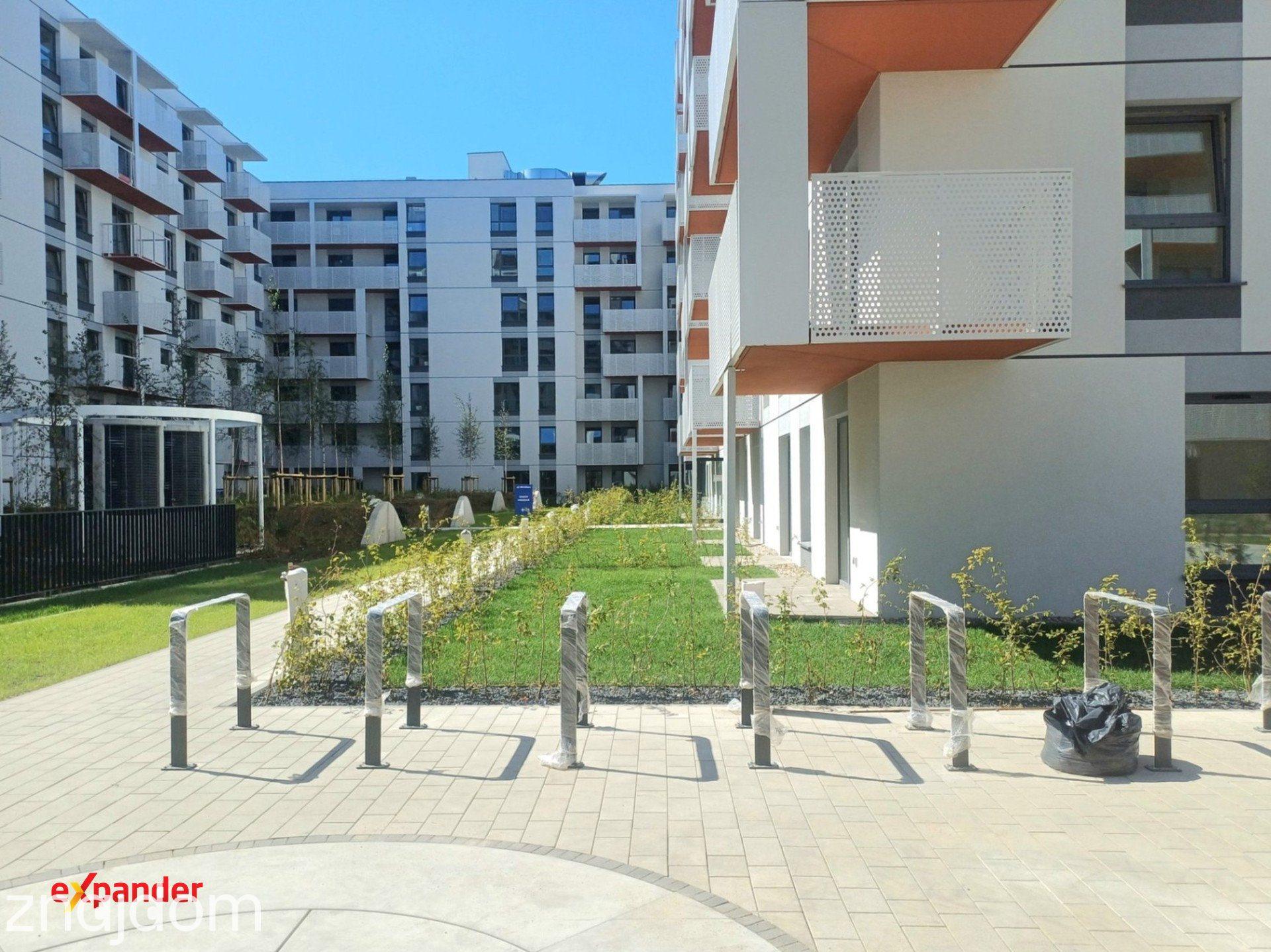 Wschód - duża loggia -widok na plac miejski - zdjęcie 16