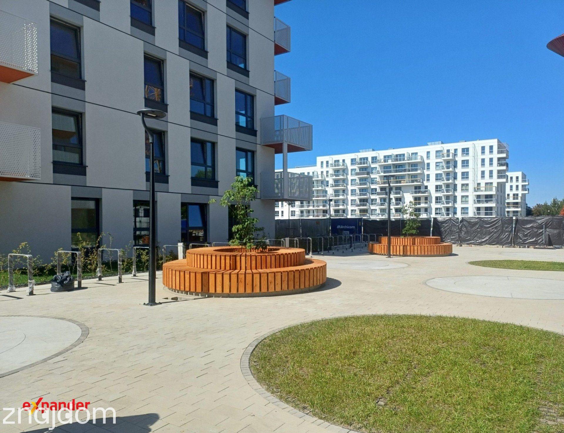 Wschód - duża loggia -widok na plac miejski - zdjęcie 17