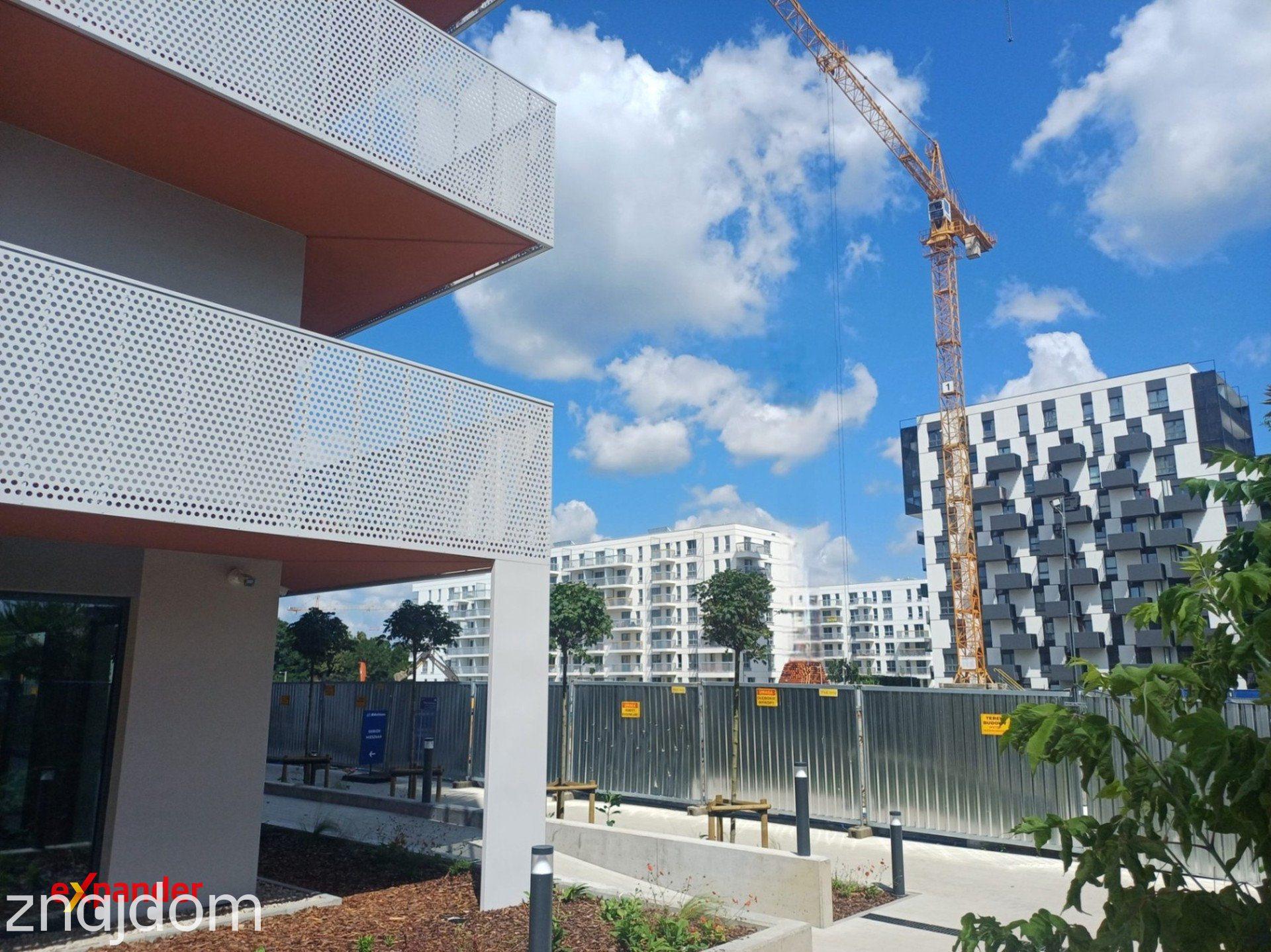 Wschód - duża loggia -widok na plac miejski - zdjęcie 18