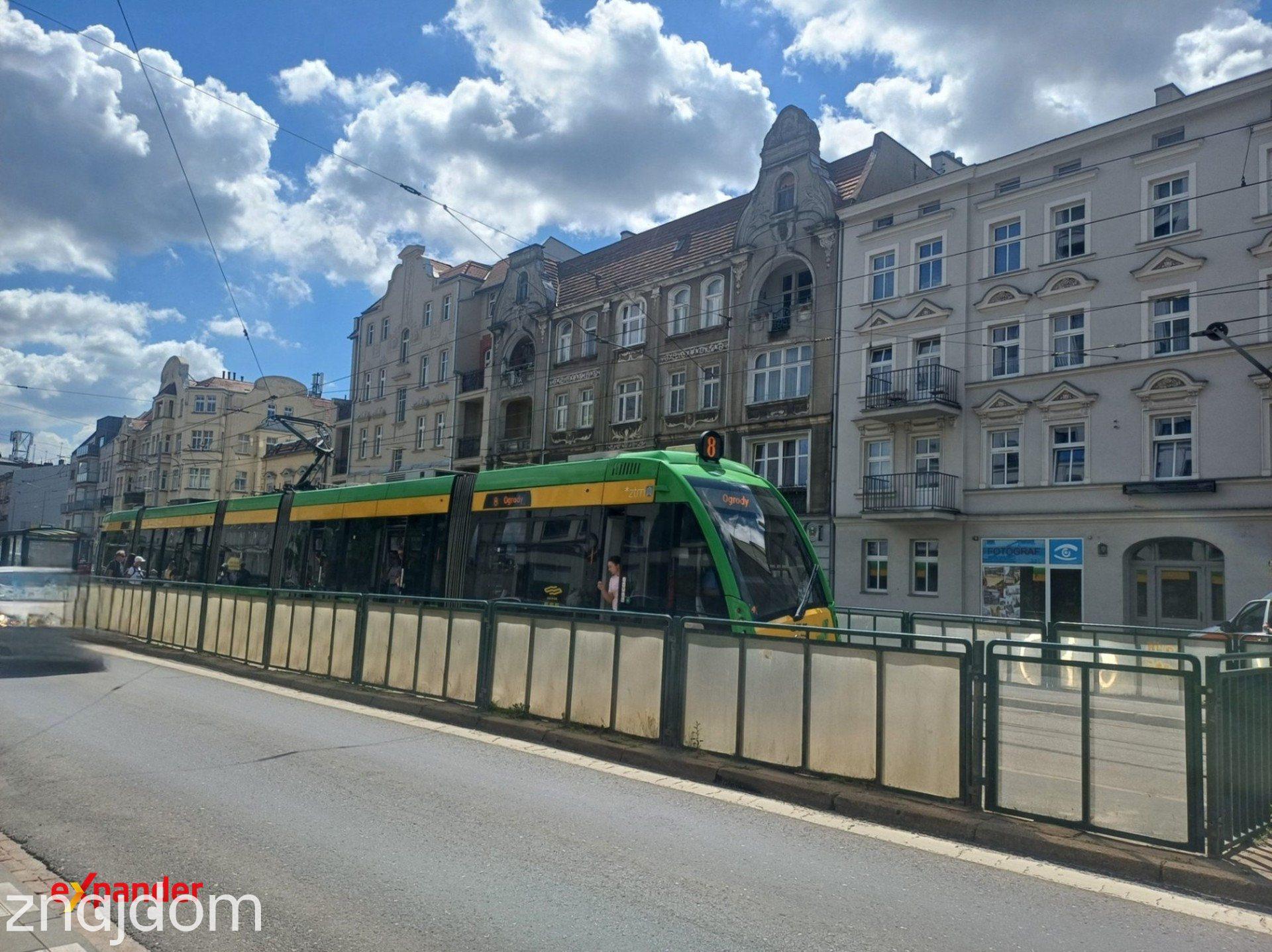 Wschód - duża loggia -widok na plac miejski - zdjęcie 20