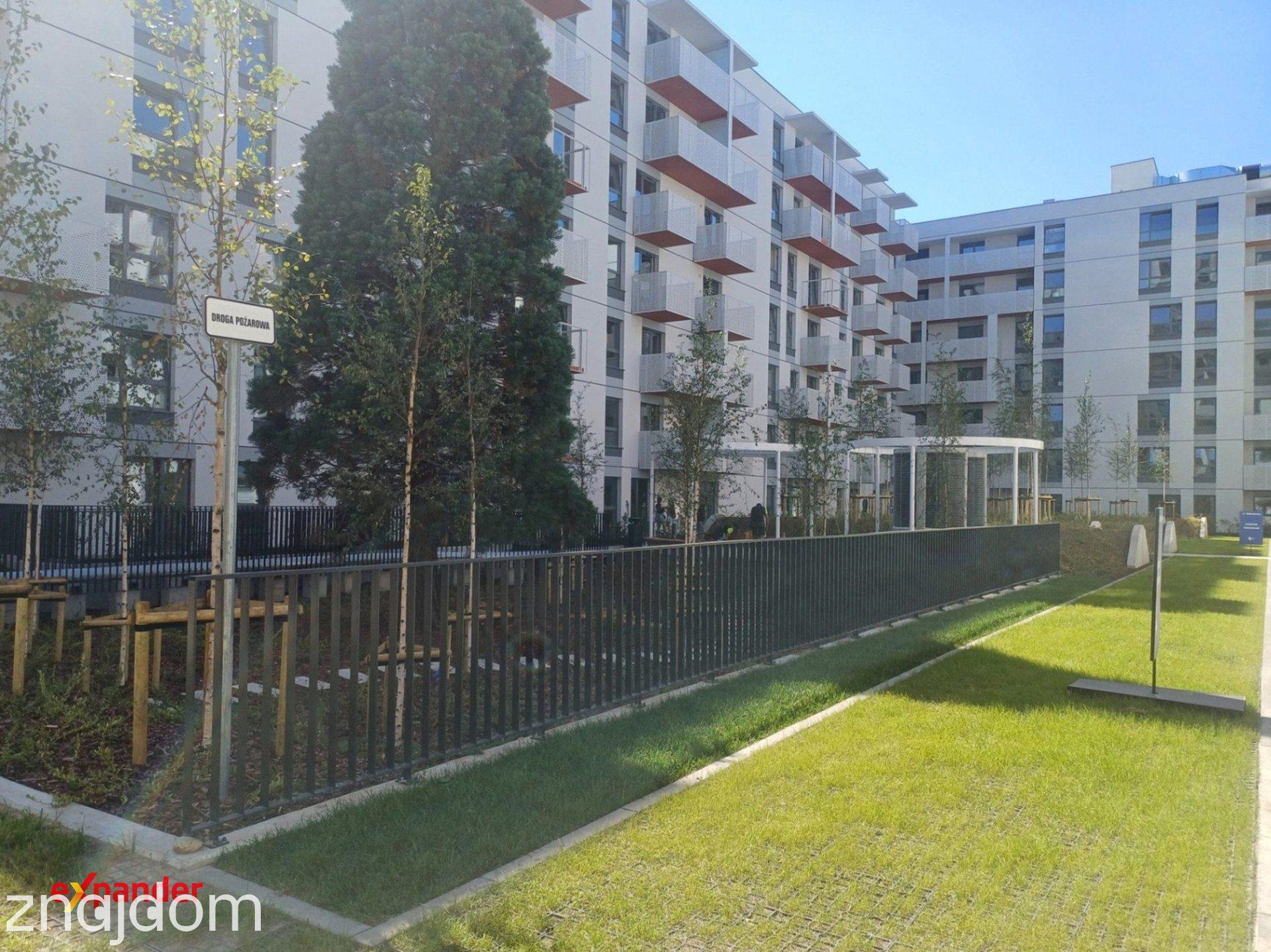 Wschód - duża loggia -widok na plac miejski - zdjęcie 5
