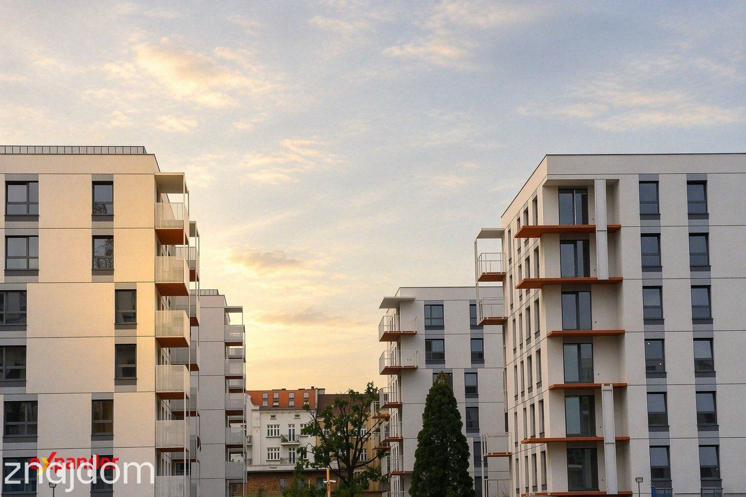Wschód - duża loggia -widok na plac miejski - zdjęcie 7