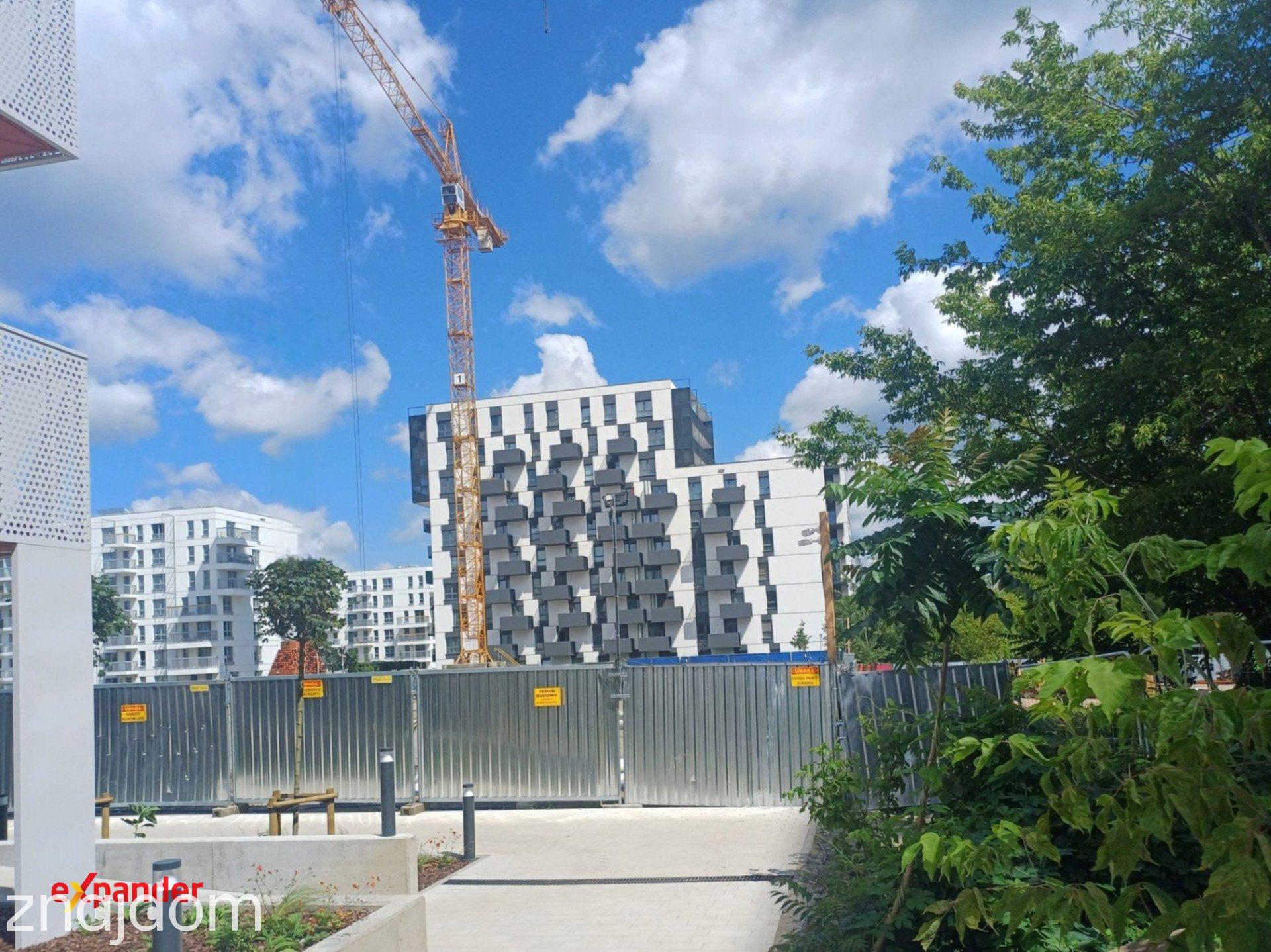 Wschód - duża loggia -widok na plac miejski - zdjęcie 9