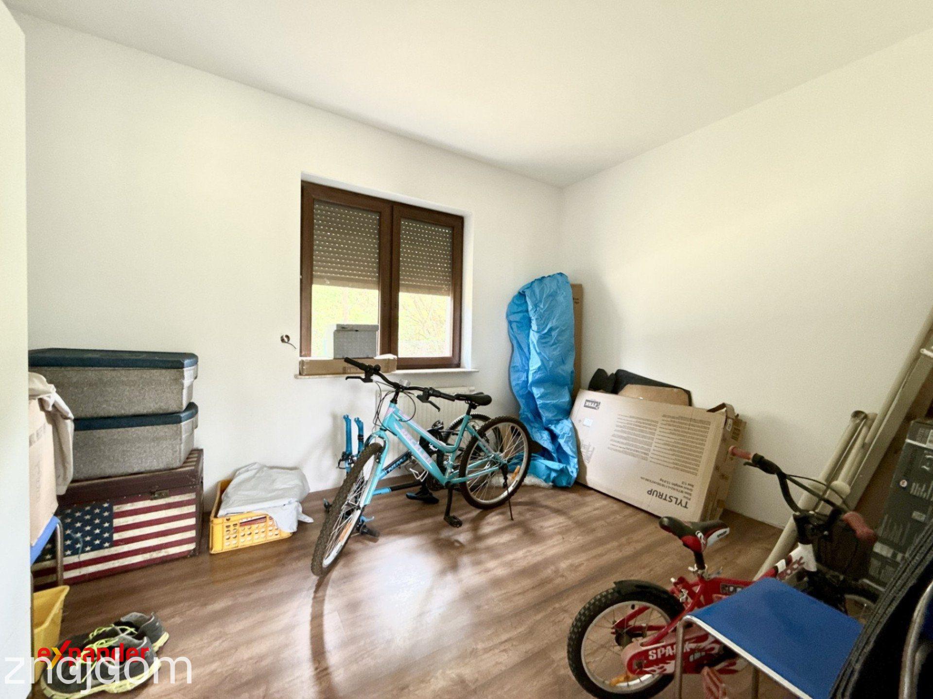 Komfortowy dom z dużą działką i dwustanowiskowym garażem - zdjęcie 12