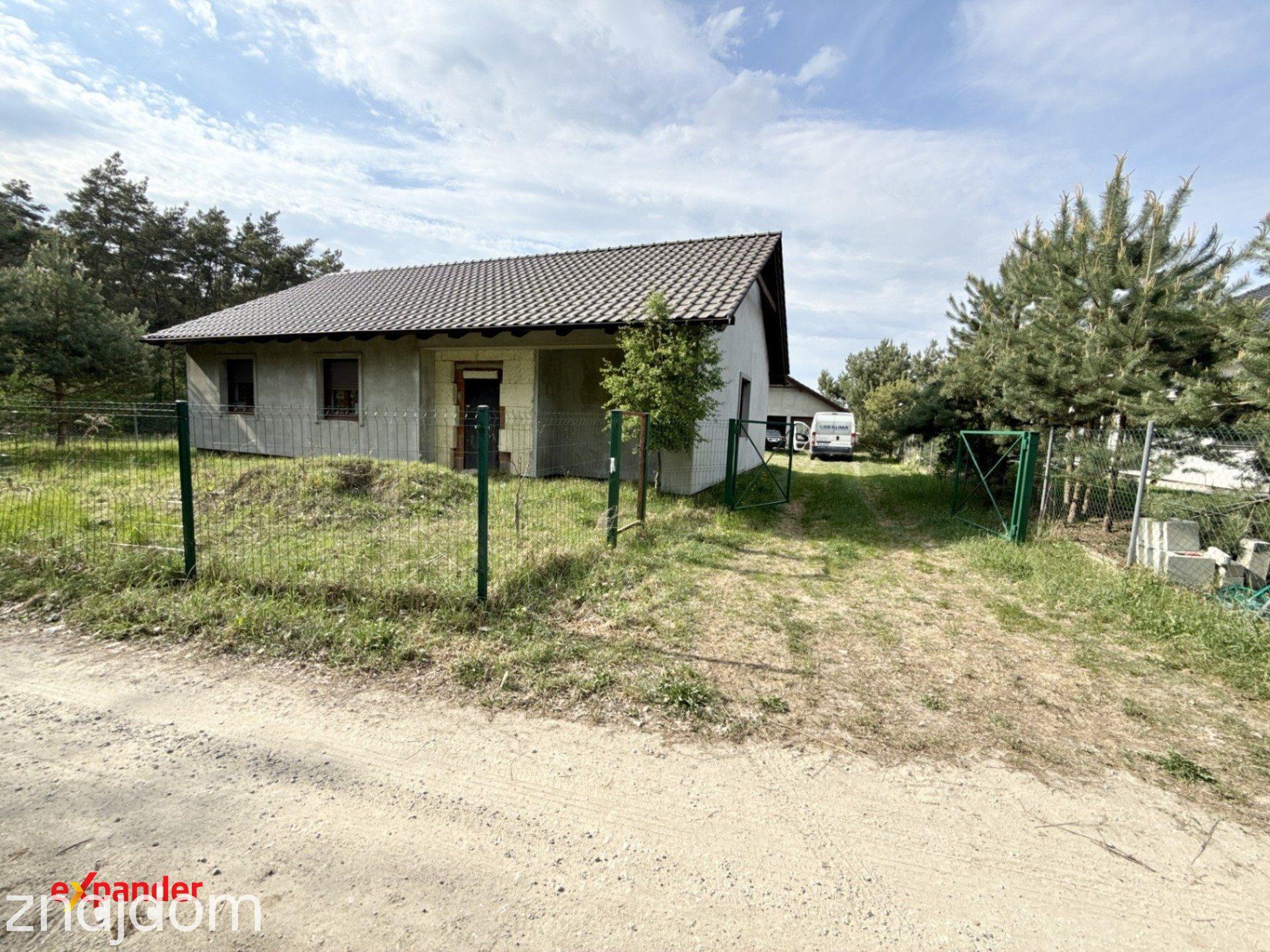 Komfortowy dom z dużą działką i dwustanowiskowym garażem - zdjęcie 2