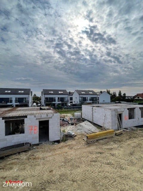 Bliźniak z dużym ogrodem | 3 sypialnie + poddasze | Kiełczów - zdjęcie 15