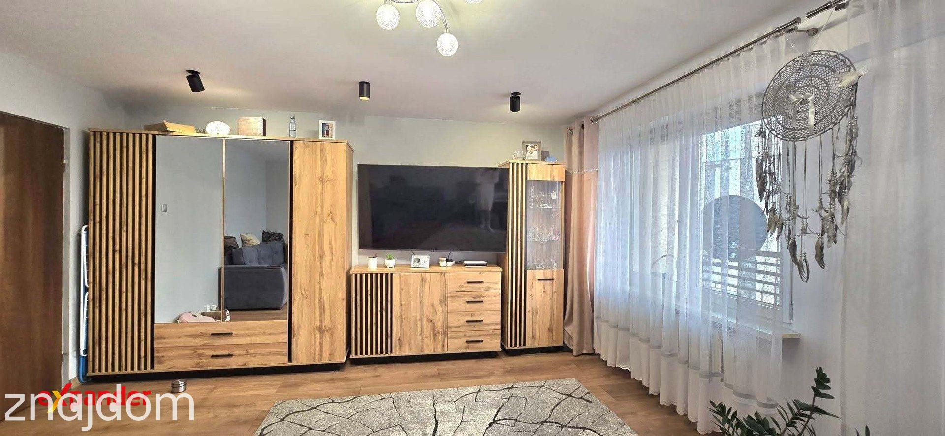 Trzypokojowe z balkonem i oddzielną kuchnią