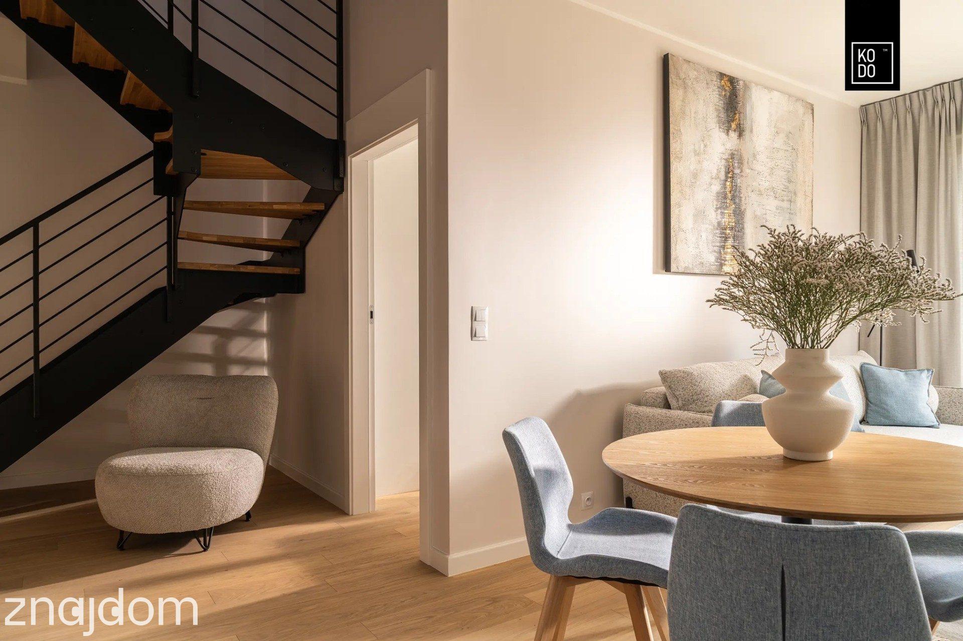 Wykończony apartament z antresolą i balkonem