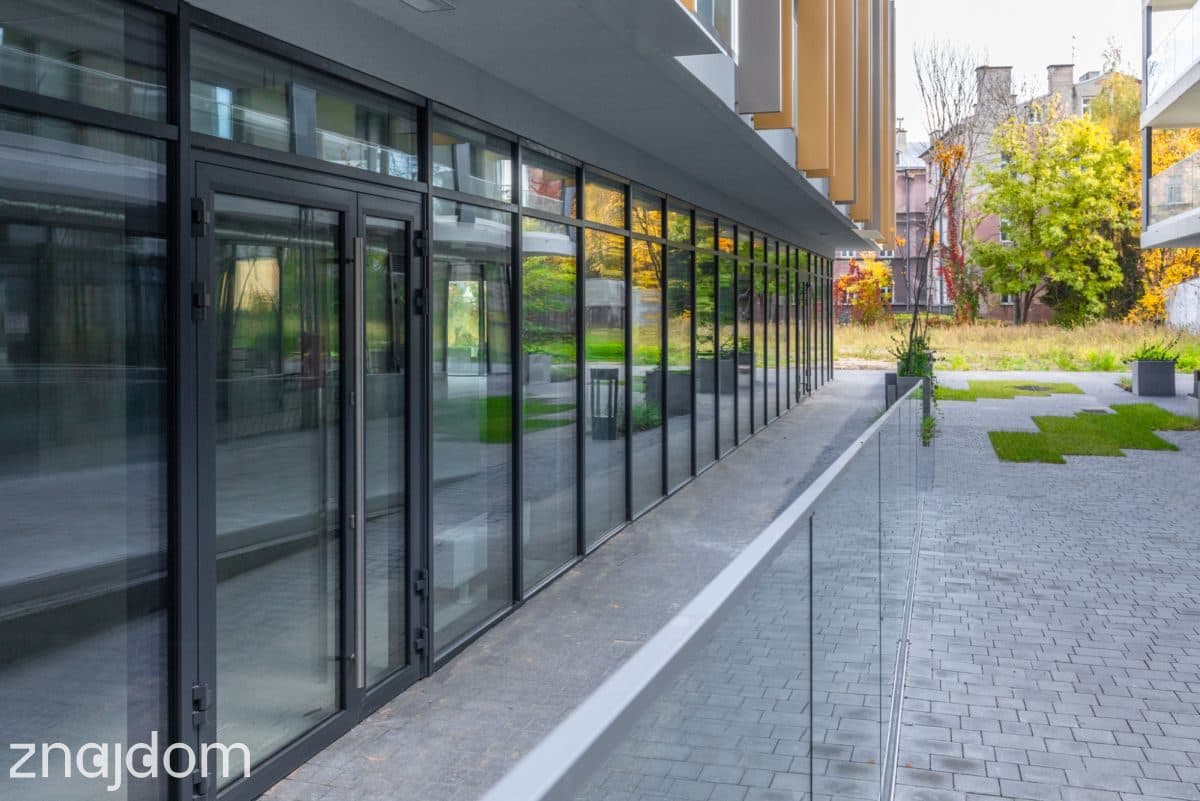 Narożny lokal o pow. 80 m2 z witrynami 25 euro/m2 - zdjęcie 9