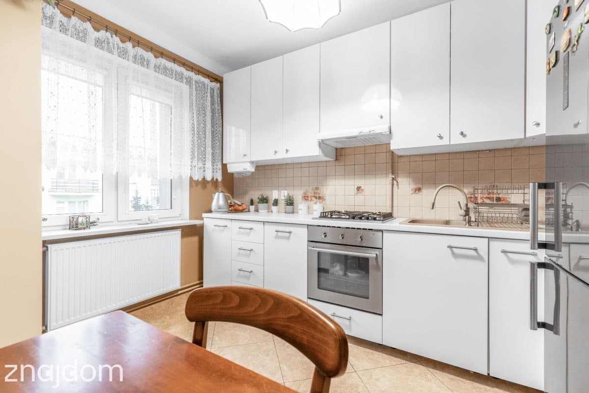 Centrum 3 pokoje, balkon, piwnica, 2 garaże - zdjęcie 4