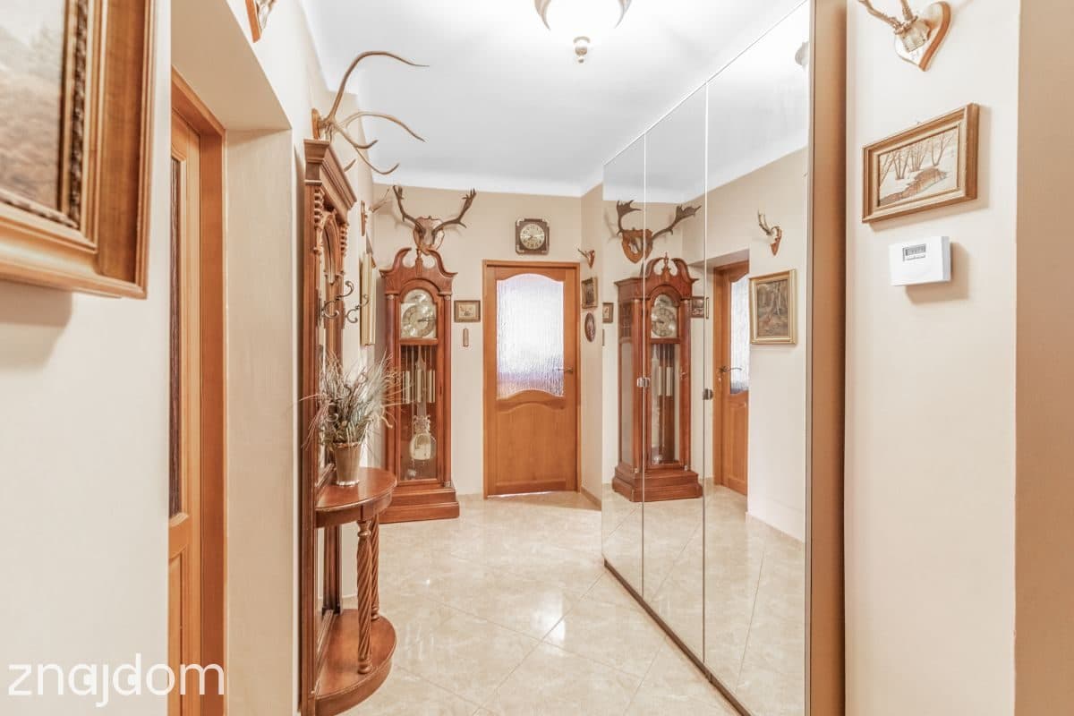 Centrum 3 pokoje, balkon, piwnica, 2 garaże - zdjęcie 3