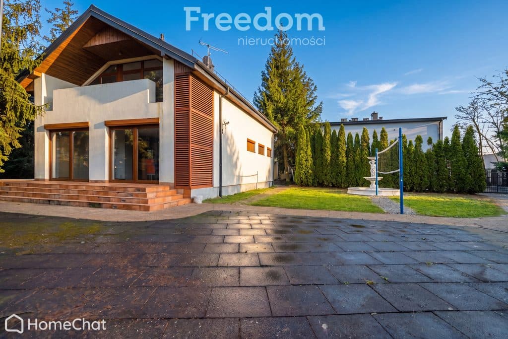 rezydencja z basenem i dochodowym biurowcem