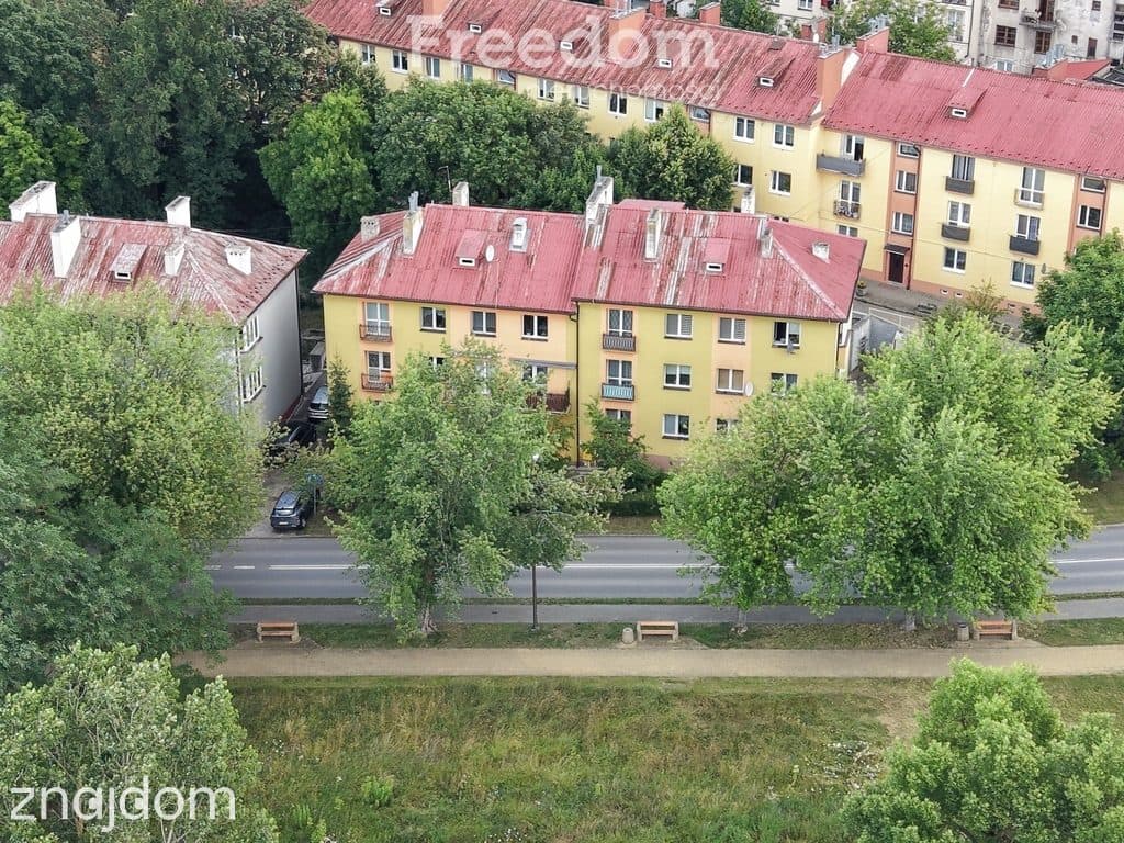 Kawalerka na 1 piętrze w centrum Ostrowca Św. - zdjęcie 2
