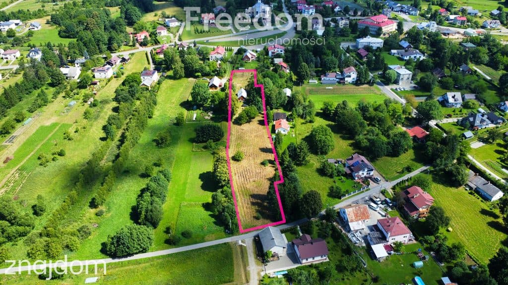 Działka budowlana z MPZP i mediami w centrum wsi