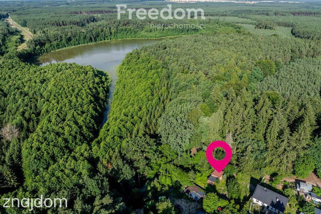 Działka w lesie blisko jeziora z budynkami