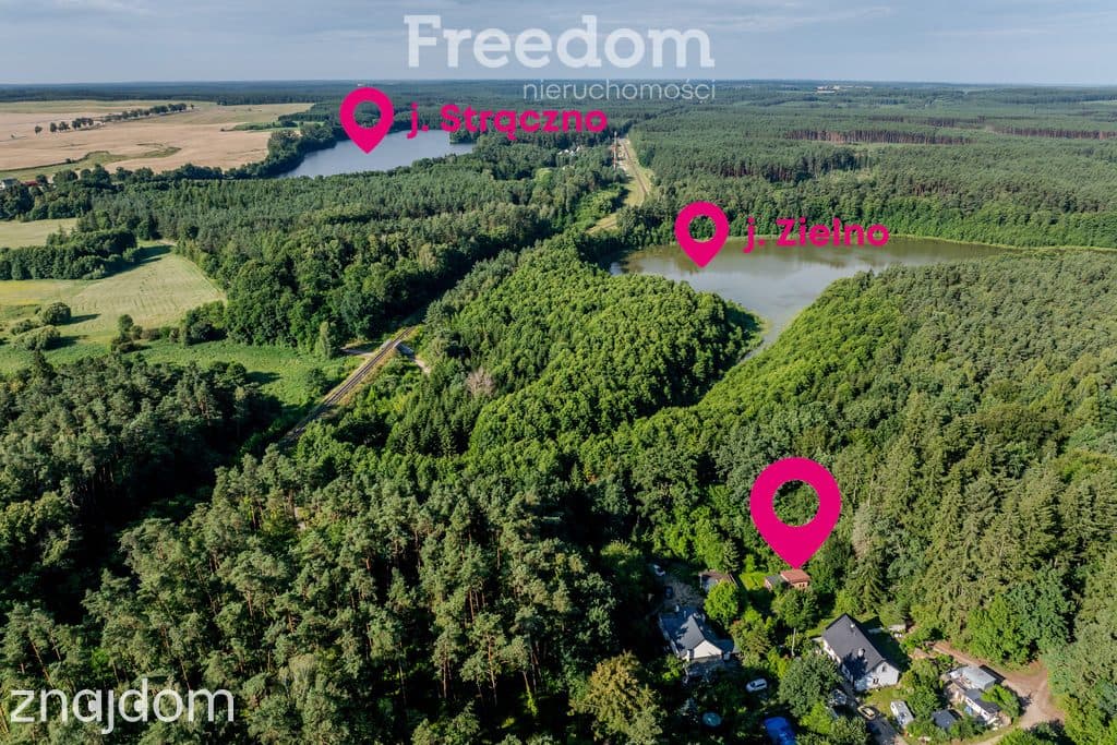 Działka w lesie blisko jeziora z budynkami - zdjęcie 2
