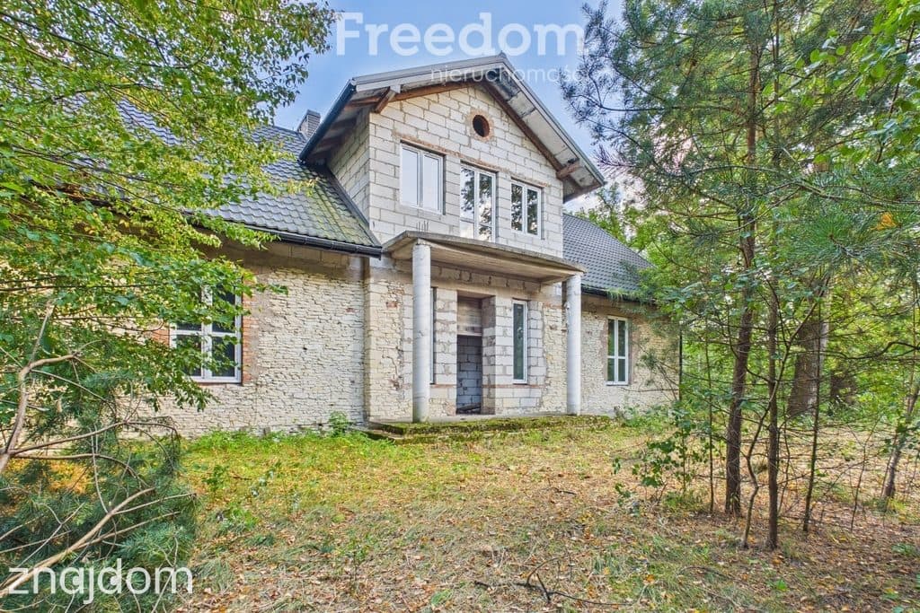 Dworek do własnej aranżacji w otoczeniu lasu