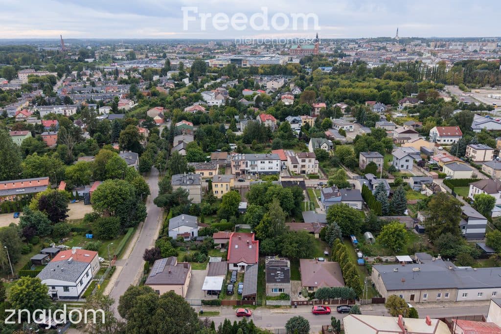 Działka budowlana 400 m² z domem do remontu - zdjęcie 2