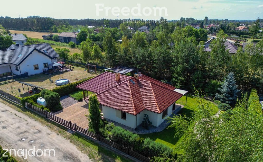 Parterowy dom z pięknym ogrodem i garażem - zdjęcie 20