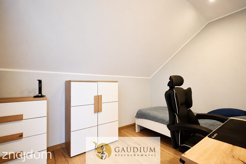 Dom w centrum z 3 garażami - zdjęcie 16